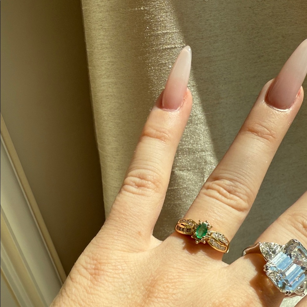 18KT GOLD EMERALD & DIAMOND RING - Picture 2 of 5